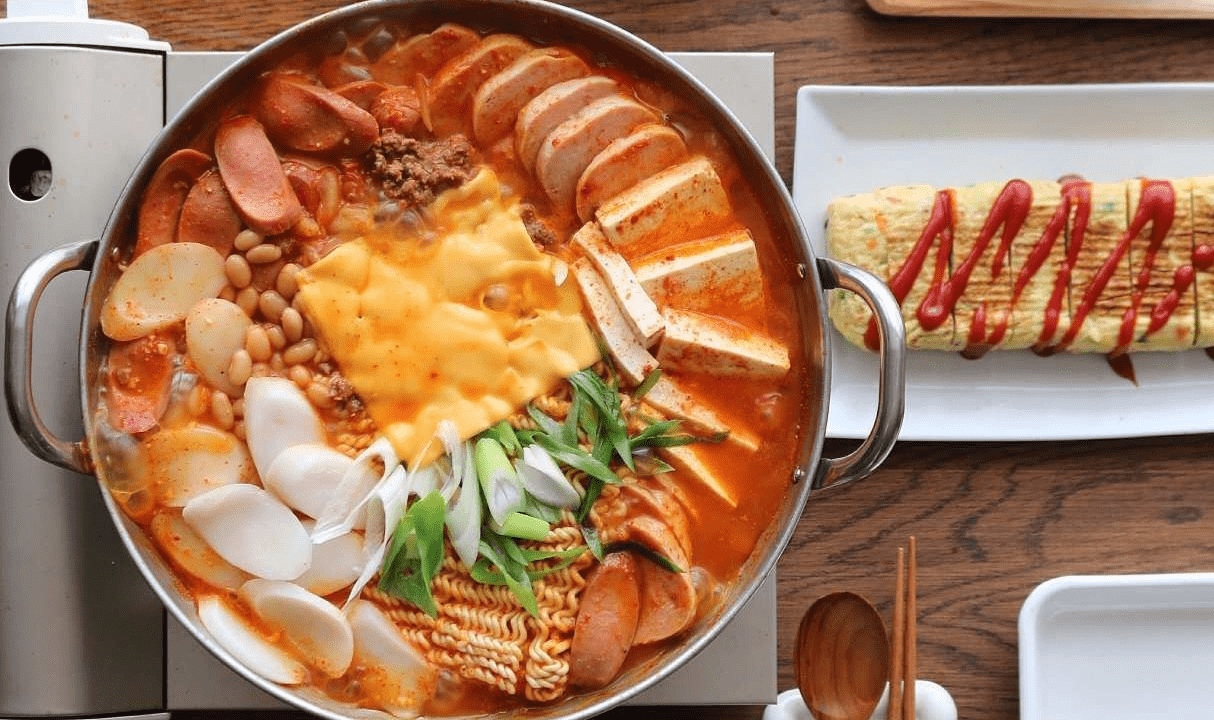 Army Stew (Budae-jjigae): A Masterpiece of Korean Fusion Born from Hardship